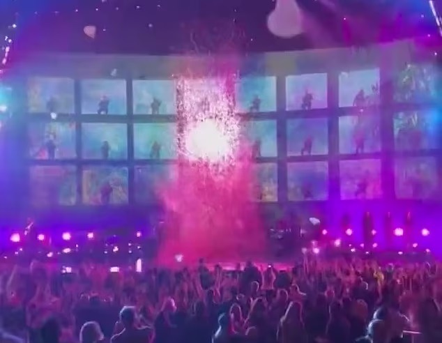 Adele在賭城演出大玩魔術，突消失於舞台。